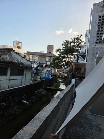 静かに流れる、路地の水路
