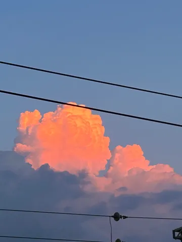 夕焼けに染まる雲のキャンバス