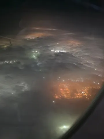 雲海に浮かぶ光の街