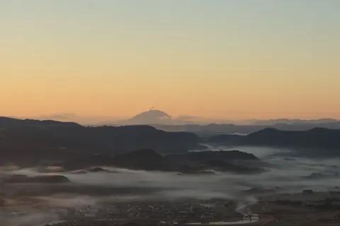 朝霧と山並み、遠くの富士