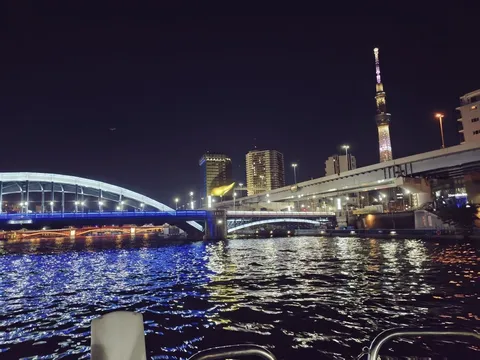 都心の夜、揺らめく光の道