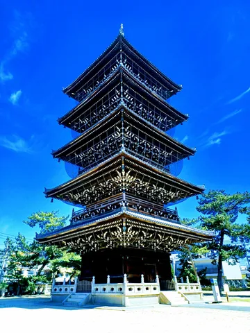 青空にそびえる五重塔の雄姿