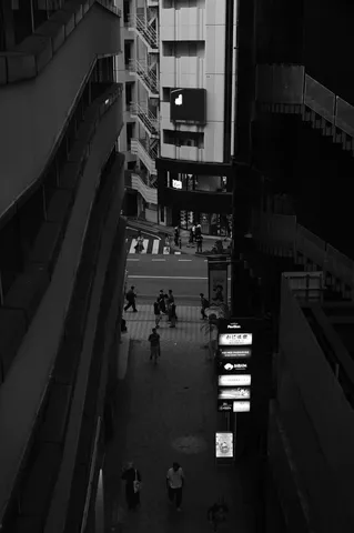 路地裏に灯るネオンと人々の気配
