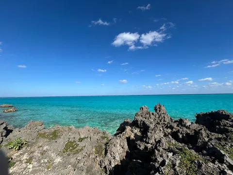 青と岩が紡ぐ海辺の静寂