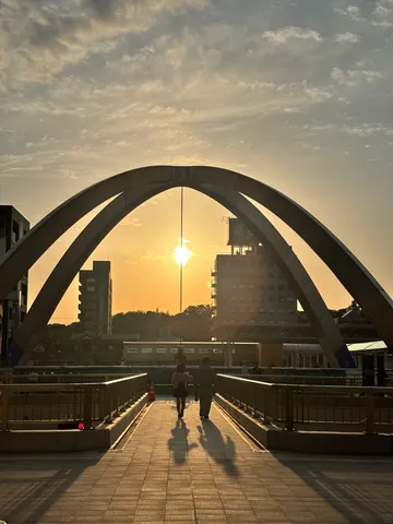 夕焼けのアーチを辿る道