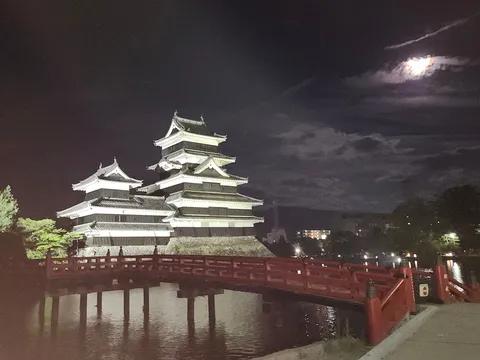 月夜の古城、映える赤橋