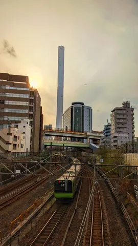 夕暮れの線路と高い塔