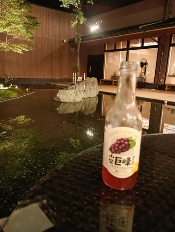 夜の水面に映る瓶の影