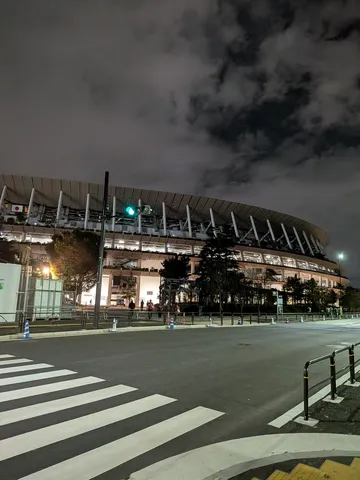 夜のスタジアムと静かな街