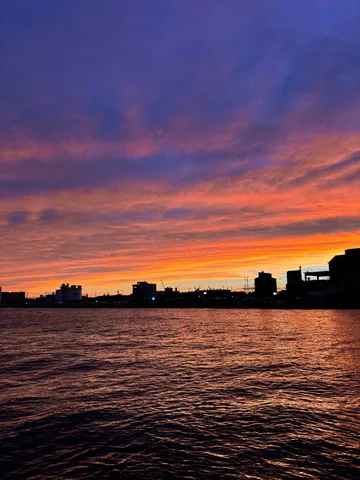 夕焼けを映す水面