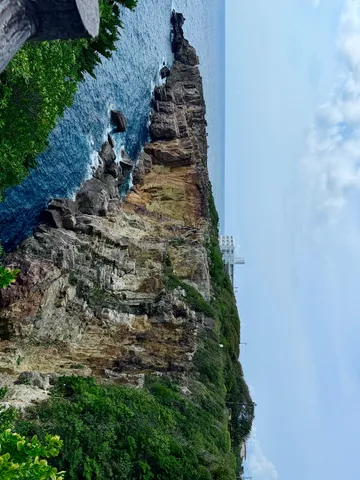 断崖絶壁と青い海