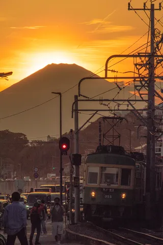 夕焼け富士、街の営みと