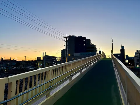 夕暮れの歩道橋、街の灯り