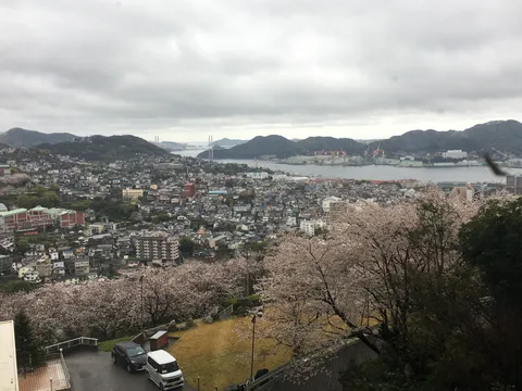 春霞に染まる港町の風景
