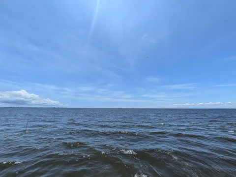 広がる青と空、遠い街の灯り