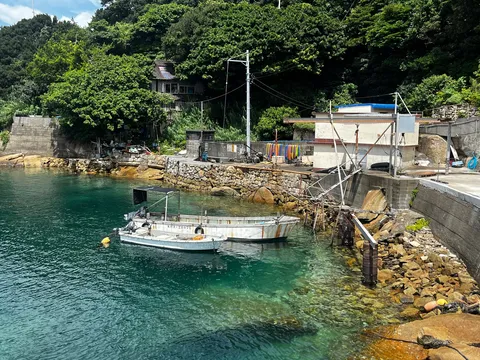 静寂の漁港、時が止まったかのよう