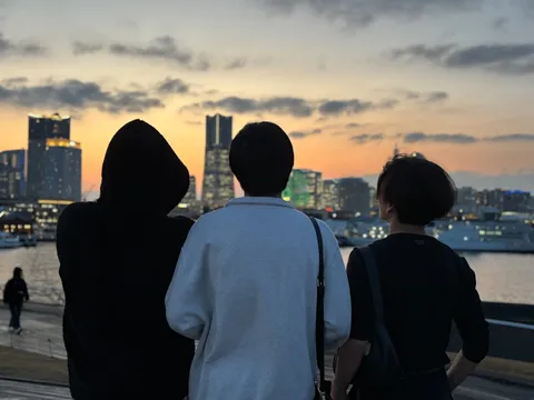 黄昏時、街の灯を眺めて