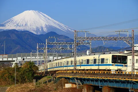 雄大な富士と電車の競演