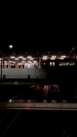 夜の駅、人々は帰路へ