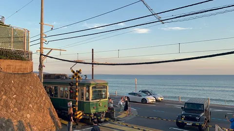 海と路面電車の黄昏