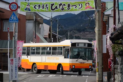 ひなまつりの街をゆくバス