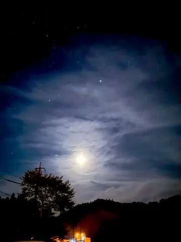 月明かりの幻想的な夜空