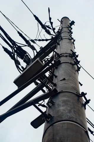 電線の迷宮、空を見上げて