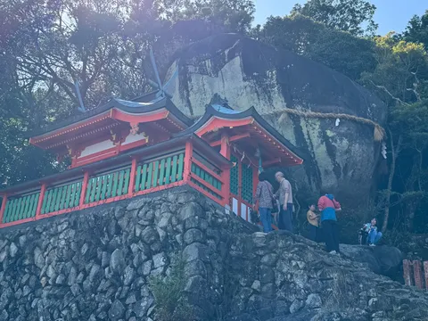 岩と建物の不思議な関係