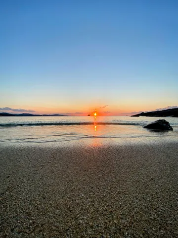 静かな海に沈む夕陽