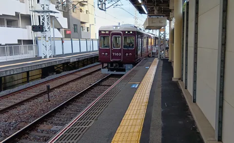 停車中のローカル線、日常の一コマ