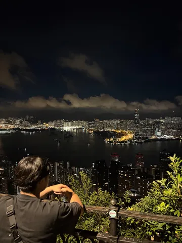 雲の下に灯る港
