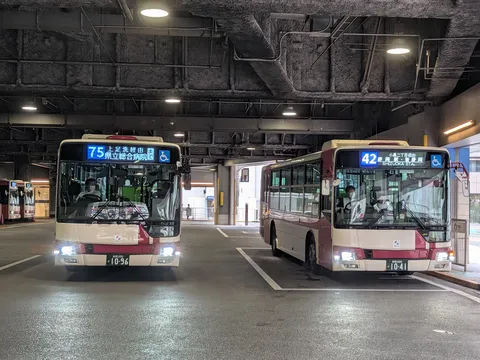 地下待機の二路線バス