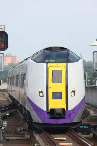 黄色の扉が印象的な列車