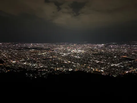 夜景の広がりと街の息づき