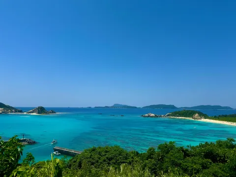エメラルドの海と碧い空のコントラスト