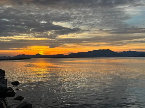 静寂の水平線、燃えるような夕焼け