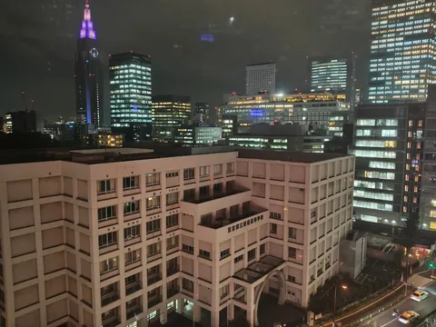 紫の時計塔と夜の街