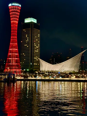 赤と白、水面に映る夜の夢