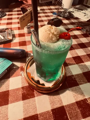 クリームソーダとレトロなテーブルクロス