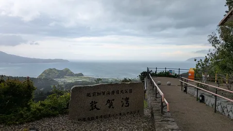 雄大な湾と石碑の風景