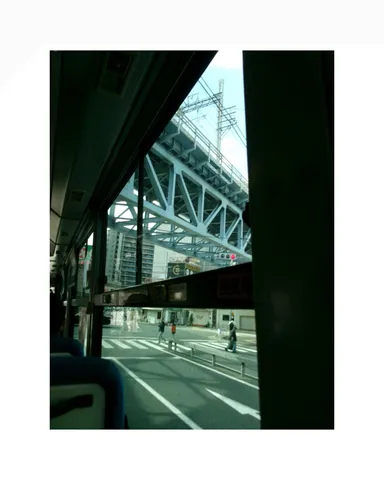 鉄橋を抜ける街の影