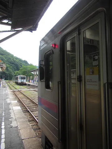 雨上がり、静かな駅で電車を待合