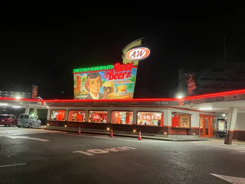 夜に輝くA&Wのレトロな看板