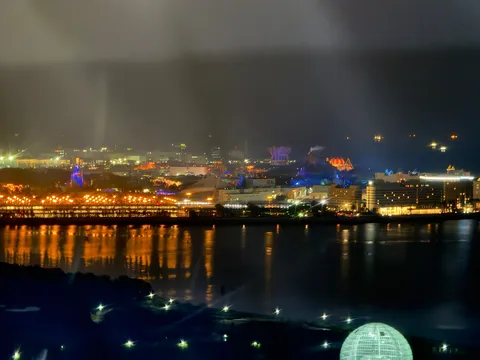 夜景に映る光の反射、幻想的な水面