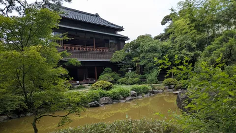 古都の趣、静寂の水鏡