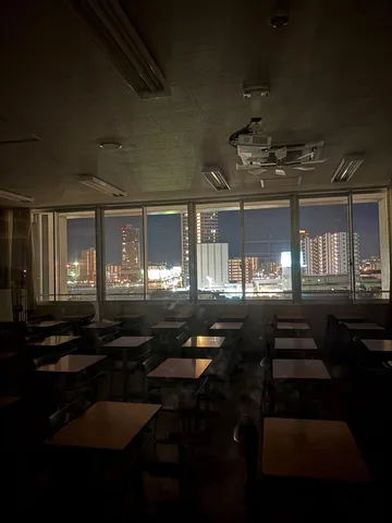 夜の教室と都市の灯り