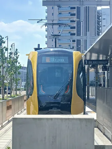 近未来的な黄色の電車