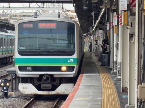 駅ホームの静かな日常