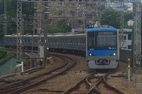 青い車体が描く線路の旅