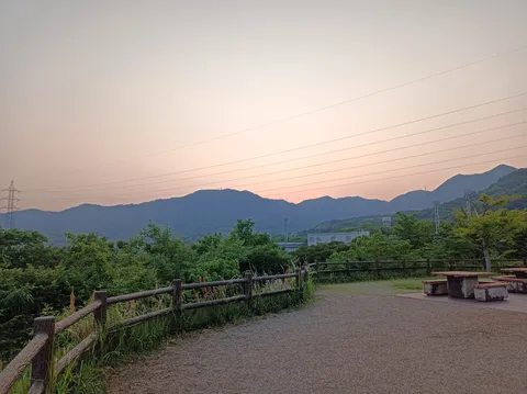 山並みに響く電線の歌